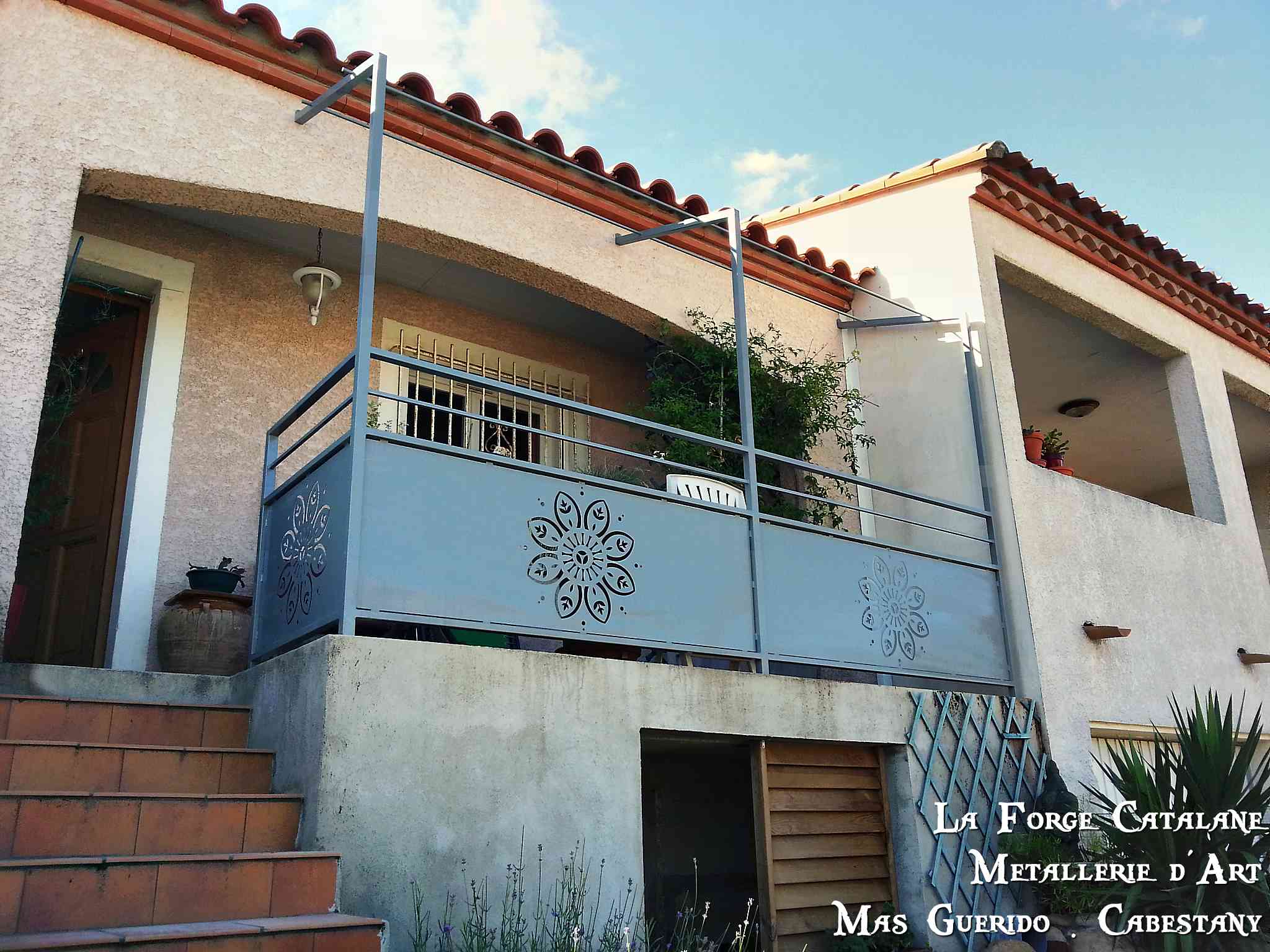 Garde corps decoupe laser fleur lisse forge catalane.jpg